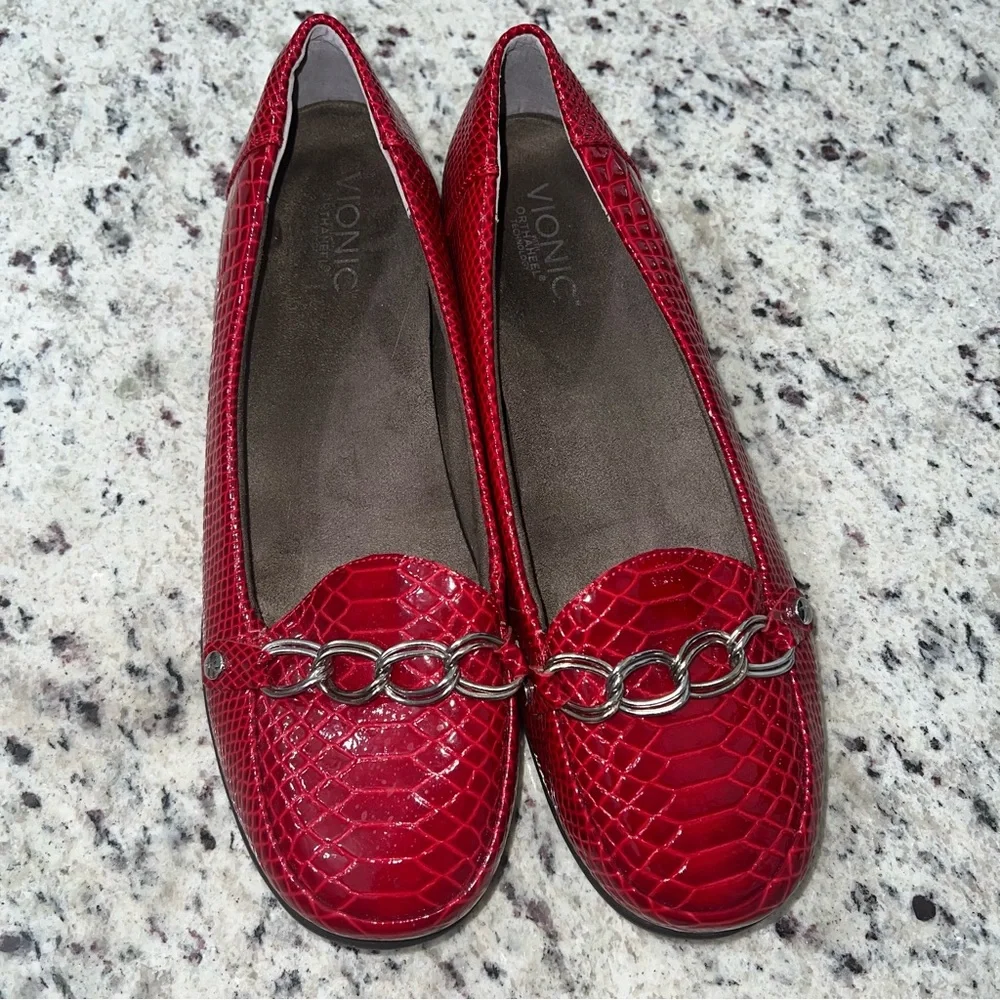 Vionic Women's Red Loafers size 10 never worn - Picture 2 of 8